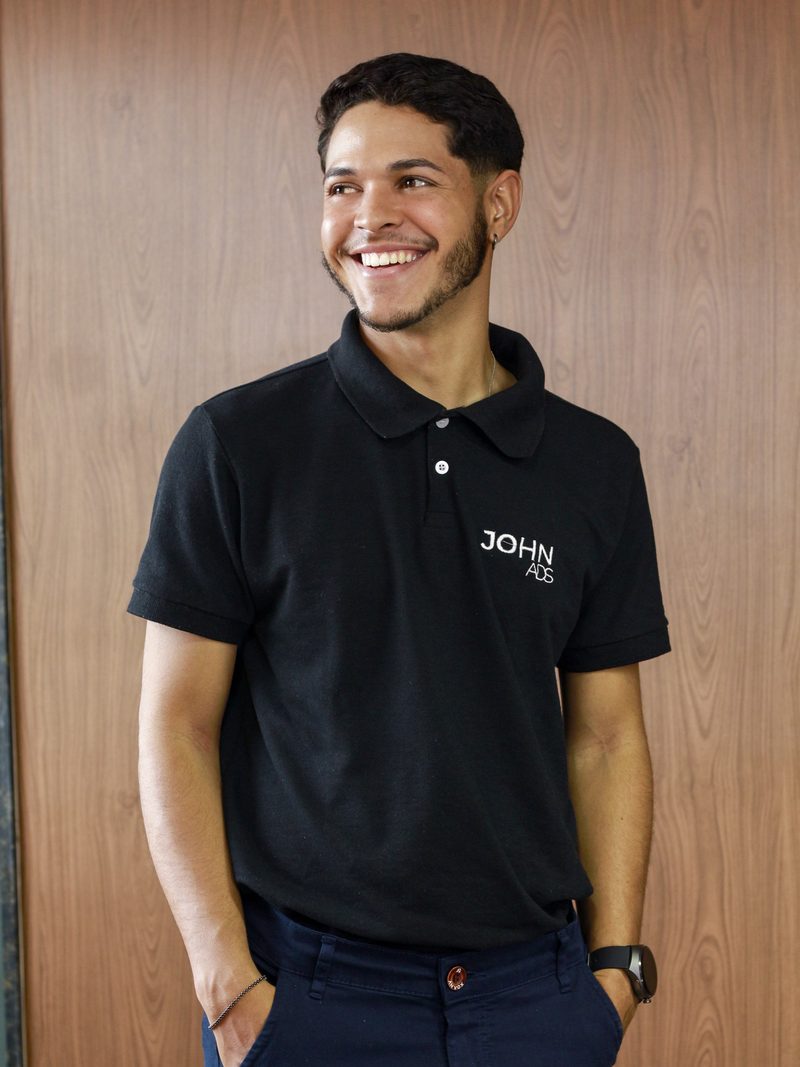 Johnnata com a camisa JOHNADS